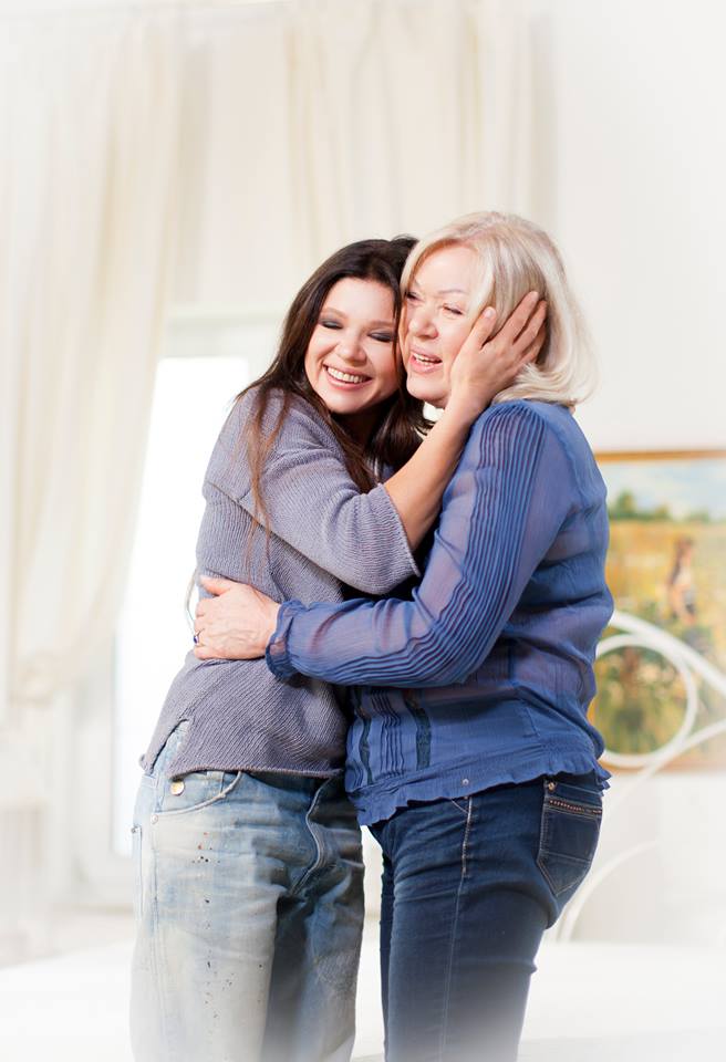 Руслана показала семейные фото с мужем и мамой